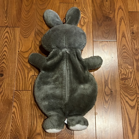 House of hull bunny with zippered back storage for pajamas/toys - Picture 2 of 9